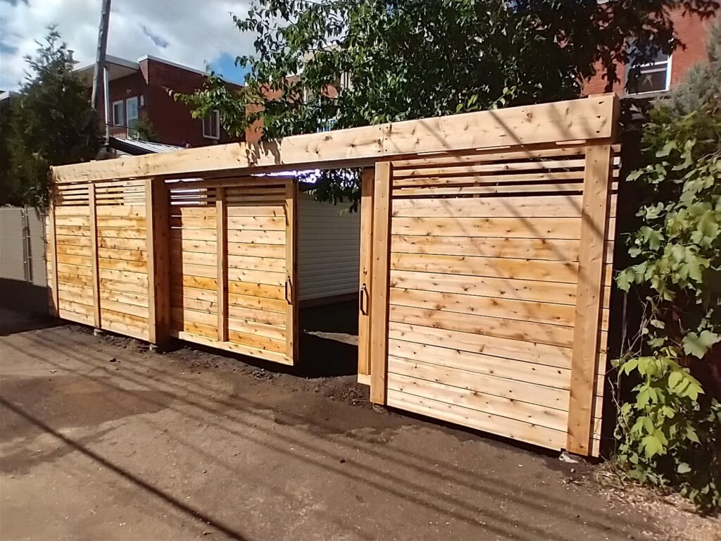 Clôture en cèdre de l'est avec porte coulissante double