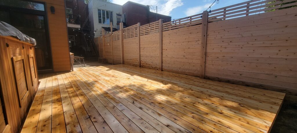 Terrasse et clôture en cèdre de l'est