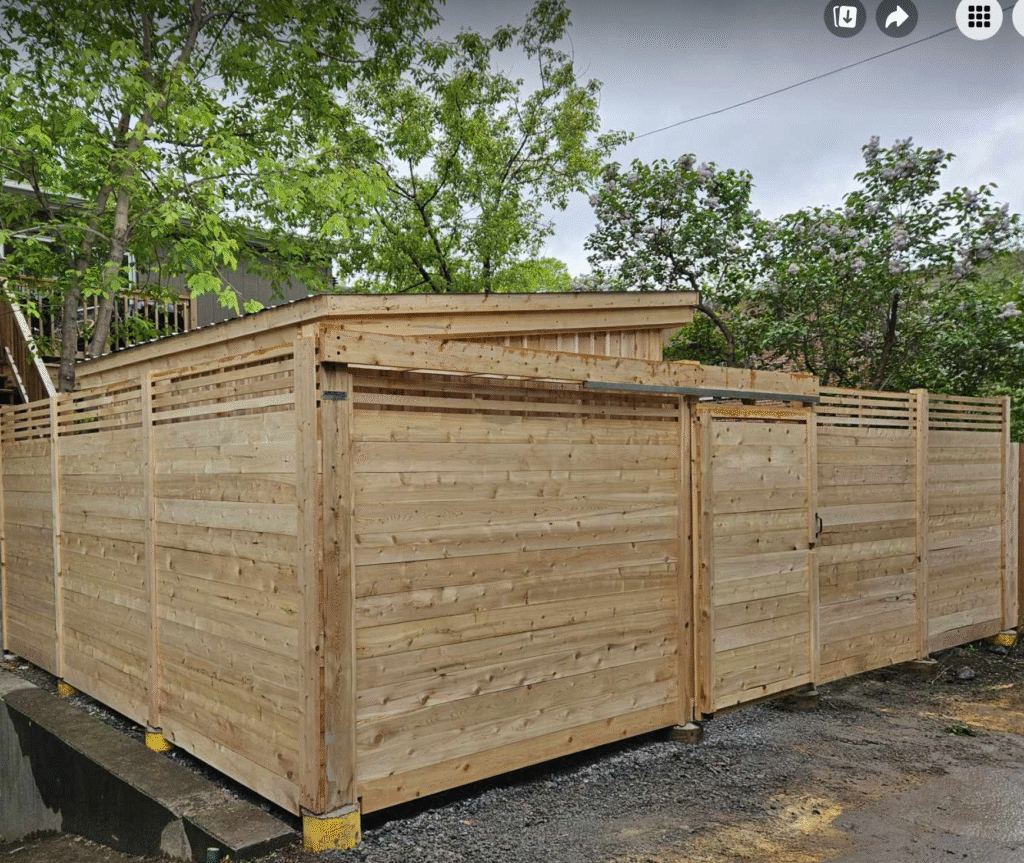Clôture cèdre avec porte coulissante pour piéton