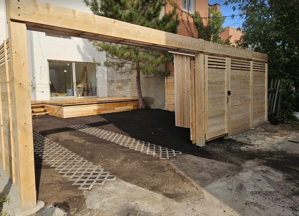 Porte coulissante en cèdre avec 2 rangés de pavé alvéolé