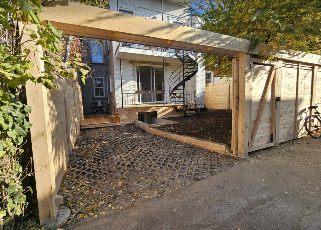 Porte coulissante en cèdre avec pavé alvéolé en plastique recyclé
