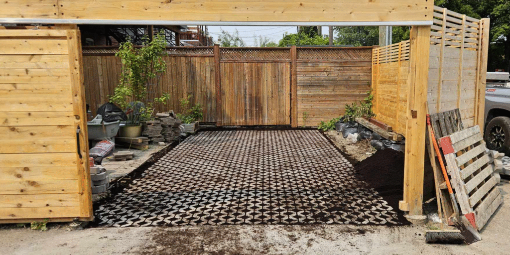 Porte coulissante en cèdre avec pavé en plastique recyclé
