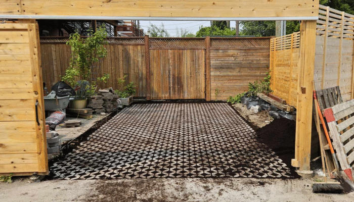 Porte coulissante en cèdre avec pavé en plastique recyclé