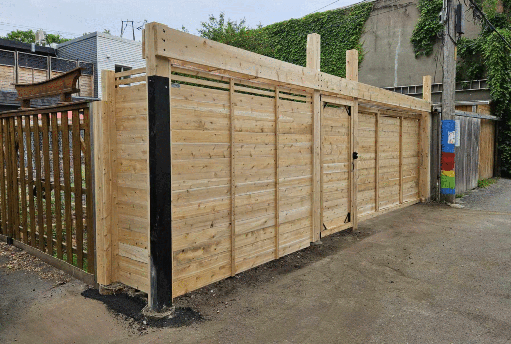 Porte coulissante en cèdre avec protection de coin en acier