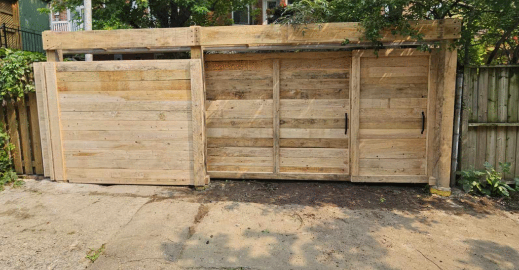 Porte coulissante en pruche