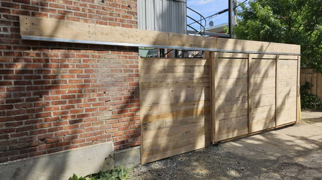 Porte coulissante en pruche avec rail sur brique
