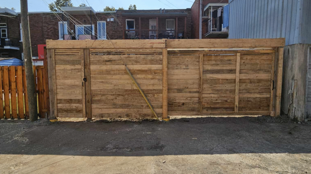 Porte coulissante en pruche et porte pour piéton