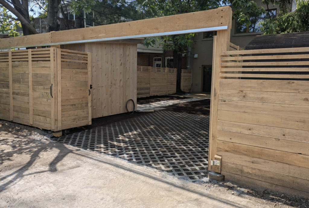 Porte coulissante pruche et pavé plastique recyclé
